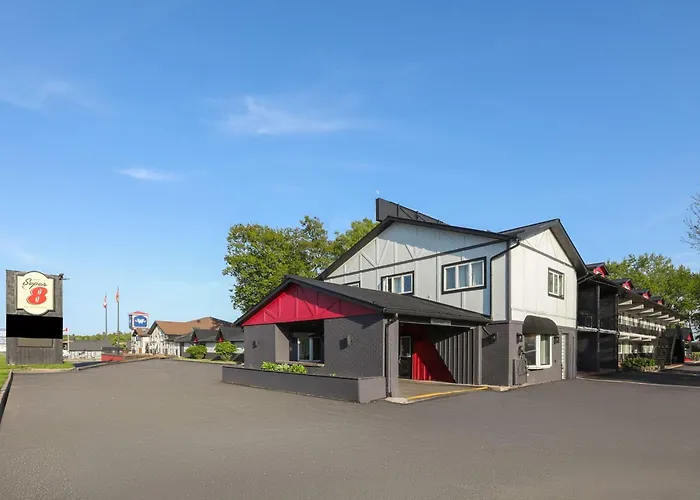 Super 8 By Wyndham Gananoque - Country Squire Resort